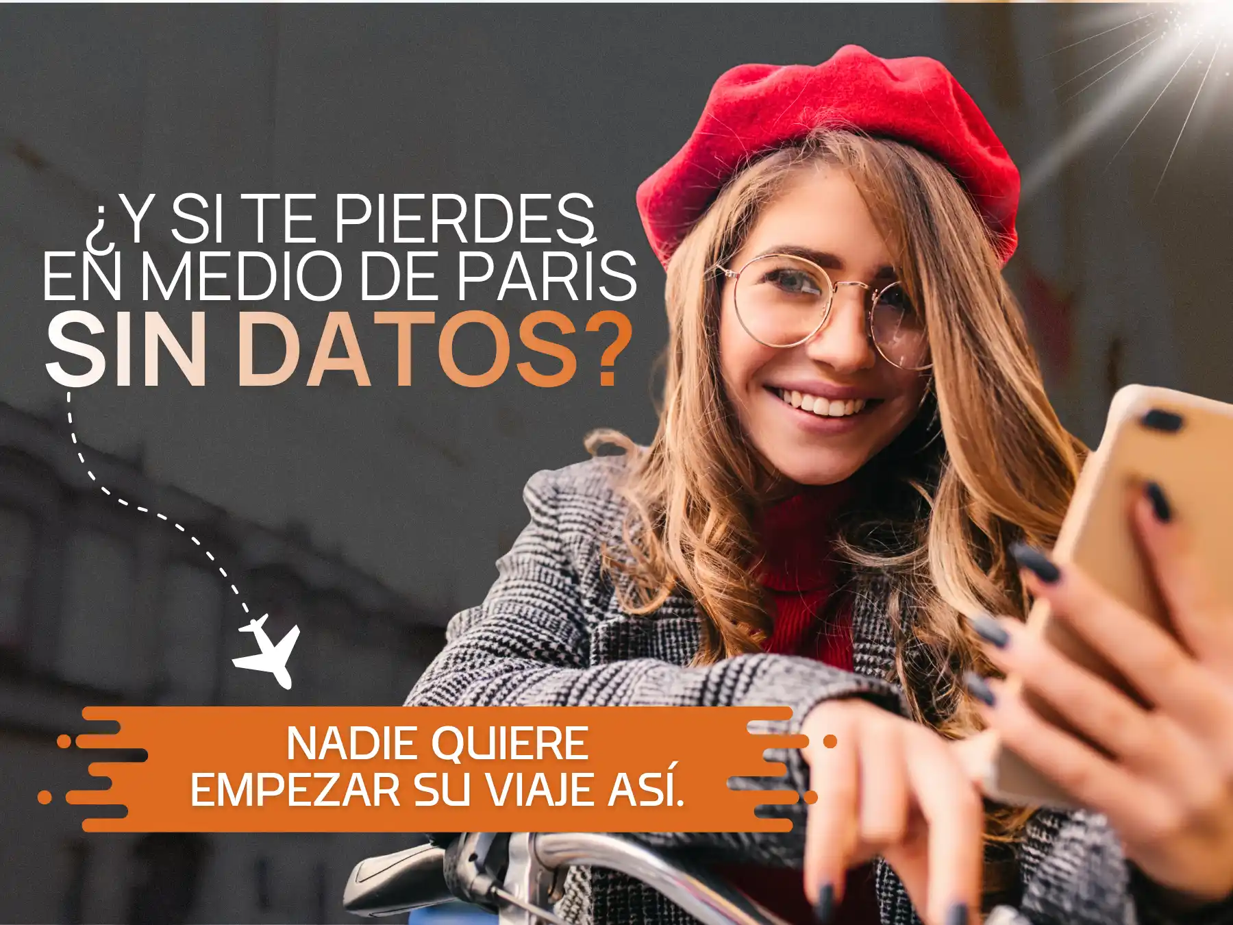 Viajera feliz usando eSIM en el aeropuerto