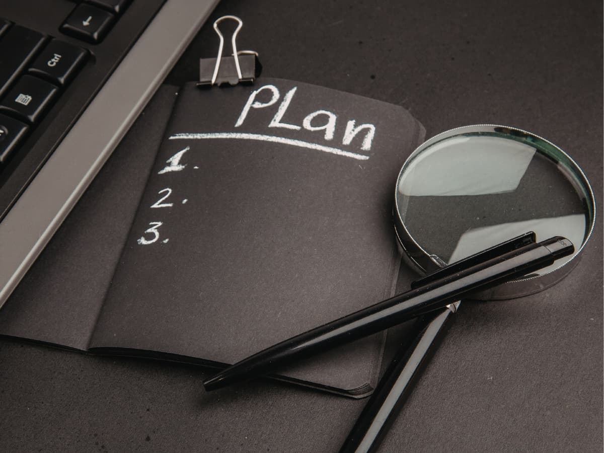 Pareja disfrutando un destino para planear viaje personalizado