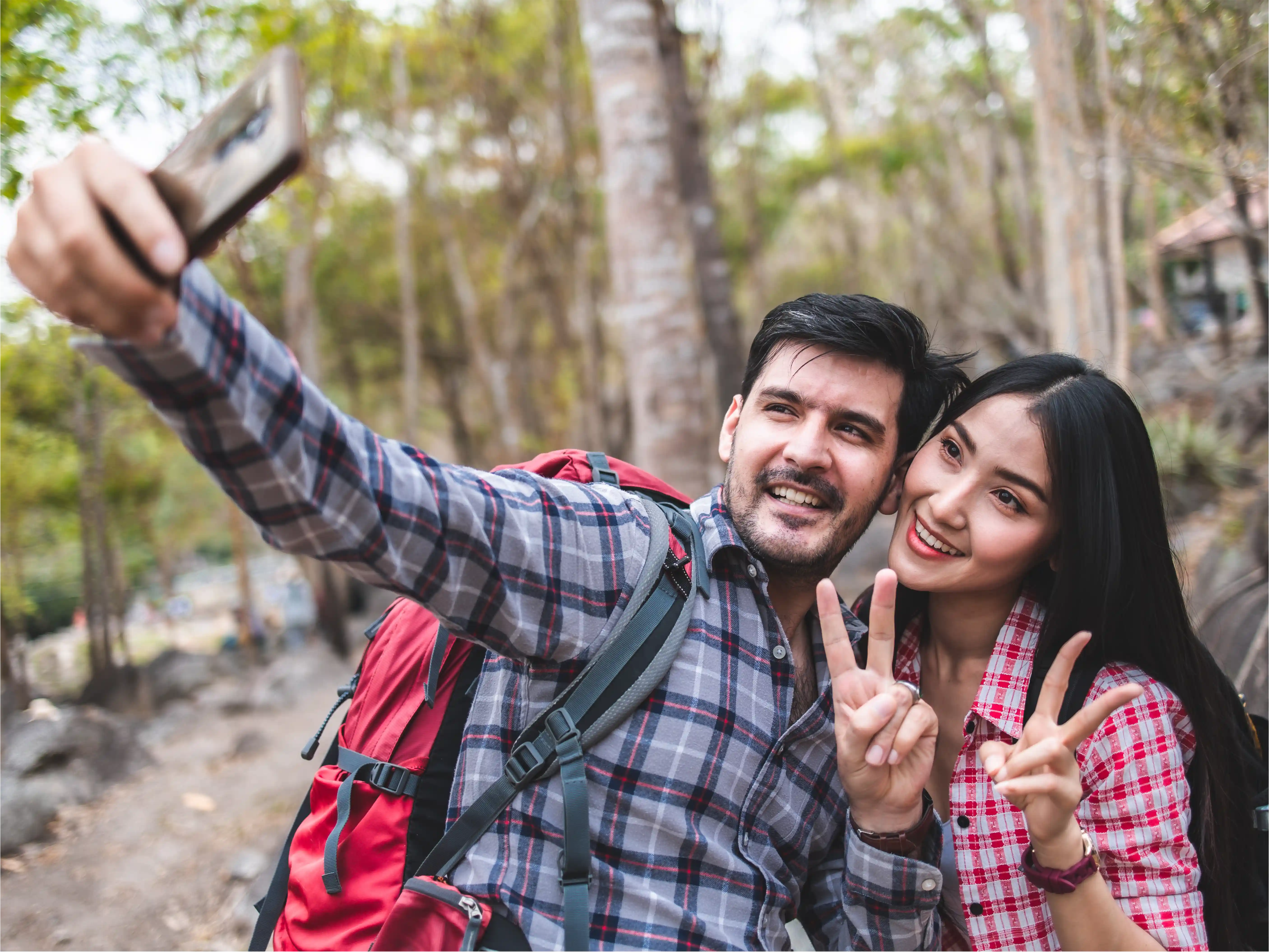 Viajero disfrutando de conexión con eSIM